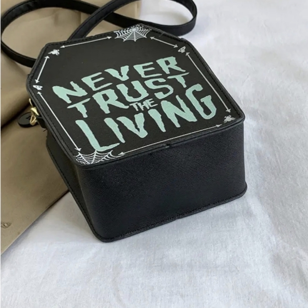 Never Trust the Living Bag - Picture 4 of 8